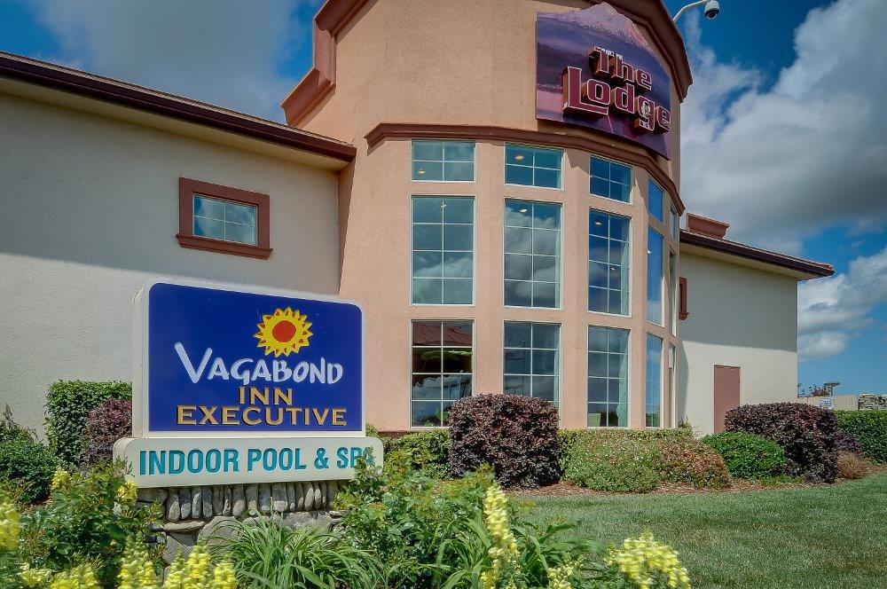 The Lodge- A Vagabond Inn Executive Hotel コーニング エクステリア 写真